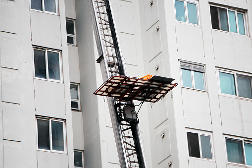 What Are the Benefits of Hiring a Twin Cities Lifting Movers Service?