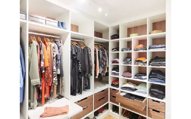 Walk in Wardrobes vs Built-in Closets: Key Differences